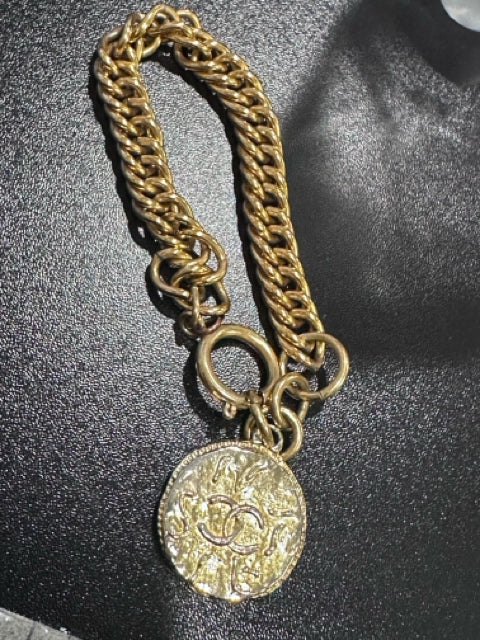 Vintage Chanel Gold plated curb link/coin pendant IN BOX Bracelet