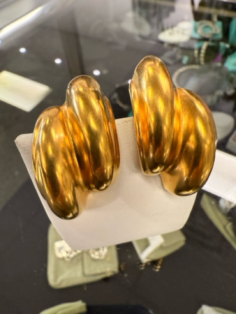 Pre Owned Robert Lee Morris Matte Gold Clip On Earrings