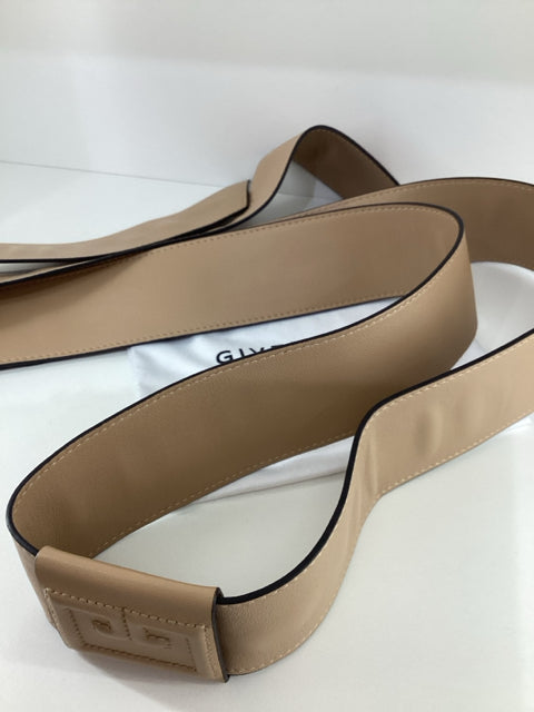 Pre Owned Givenchy Designer leather Belt w dust bag