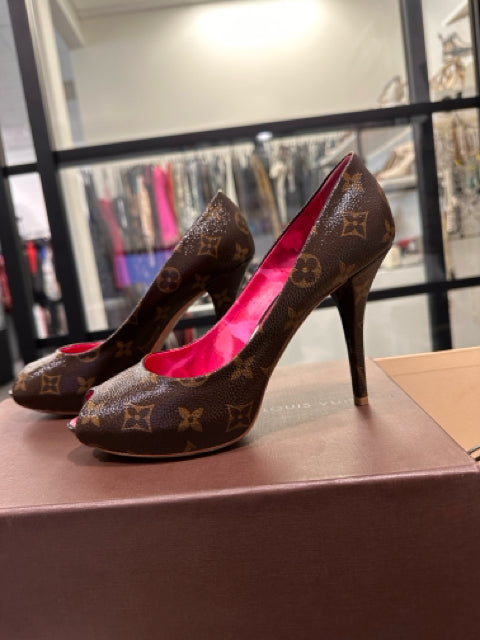 Louis Vuitton Sz 37.5 Designer Shoes