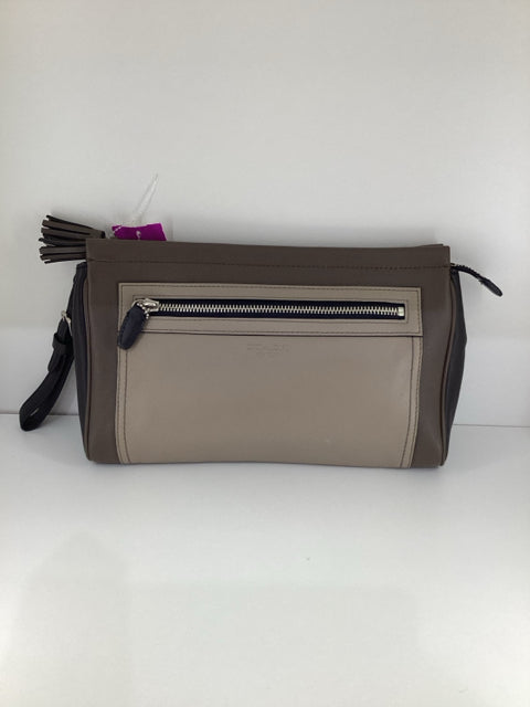 Pre Owned Coach blk/tobacco zippy w/wrist strap Clutch Bag