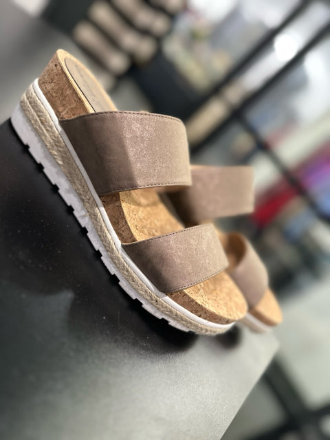 Sz 9 Adrienne Vittadin Light Brown Sandals Wedges
