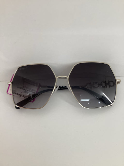 Salvatore Ferragamo SUNGLASSES pentagon shaped "Gancini" temple lens cleaner/case SF291S 703 61-15 145 #2