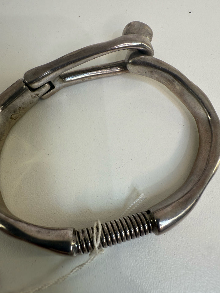 Uno De 50 Bracelet Sping Leaded Ball Eye Closure Bangle