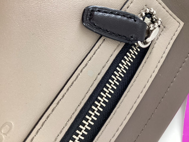 Pre Owned Coach blk/tobacco zippy w/wrist strap Clutch Bag