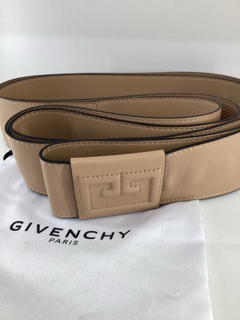 Pre Owned Givenchy Designer leather Belt w dust bag