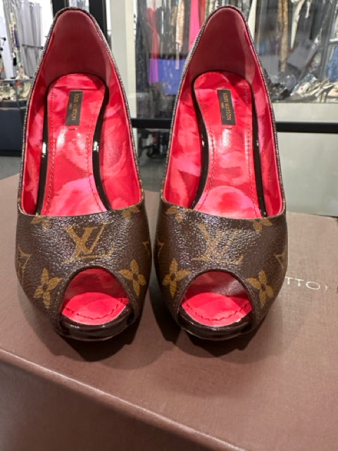 Louis Vuitton Sz 37.5 Designer Shoes