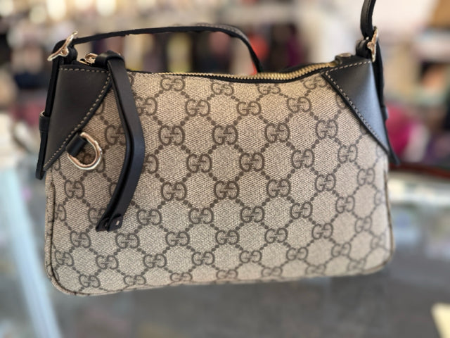 Pre Owned Gucci Coated Canvas Emblem Small Shoulder Crossbody Strap Designer Bag