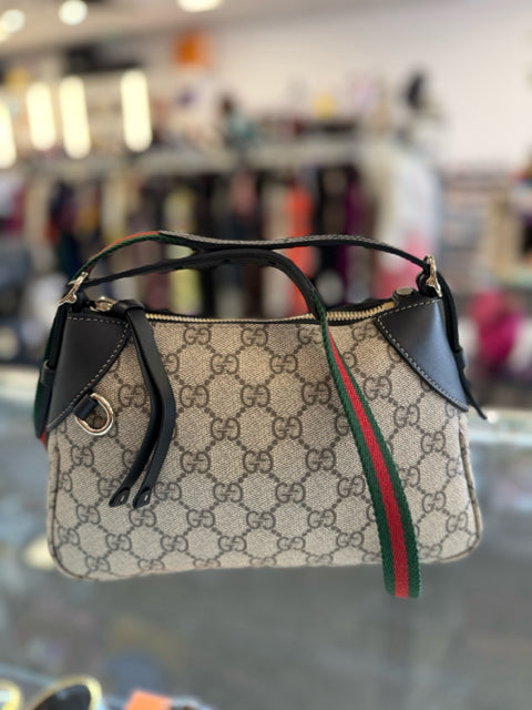 Pre Owned Gucci Coated Canvas Emblem Small Shoulder Crossbody Strap Designer Bag