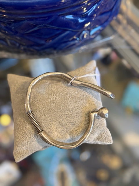 Uno De 50 Bracelet Sping Leaded Ball Eye Closure Bangle