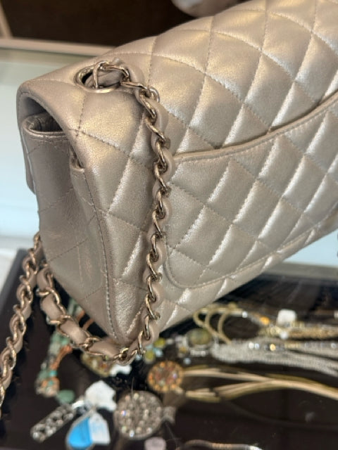 Chanel Silver w/Silver Hardware Quilted Designer HANDBAG