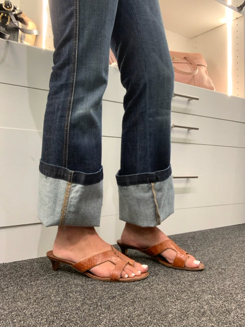 Pre Owned Sz 39 Manolo Blahnik Open-Toe Kitten Heel Shoes featuring a chic crocodile-embossed leather design.