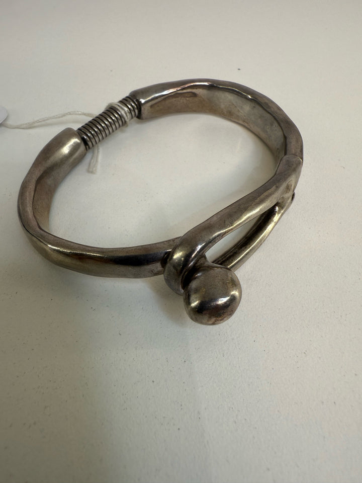 Uno De 50 Bracelet Sping Leaded Ball Eye Closure Bangle