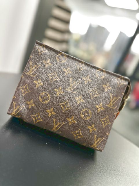 Louis Vuitton Monograms Poche Toilet Cosmetic Case AS-IS