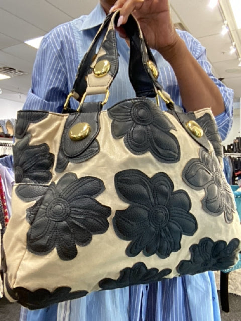 Pre Owned Big Buddha med tote canvas ltr flower cutouts Tote