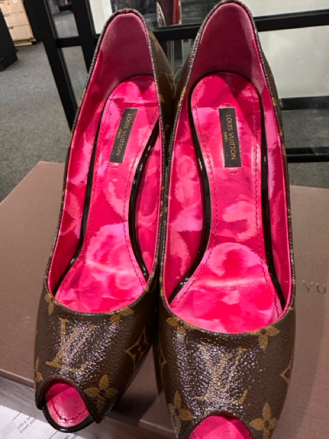 Louis Vuitton Sz 37.5 Designer Shoes