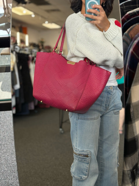 Burberry Embossed Tote w Pouch (AS IS)

Gold toned Hard ware

Magenta leather