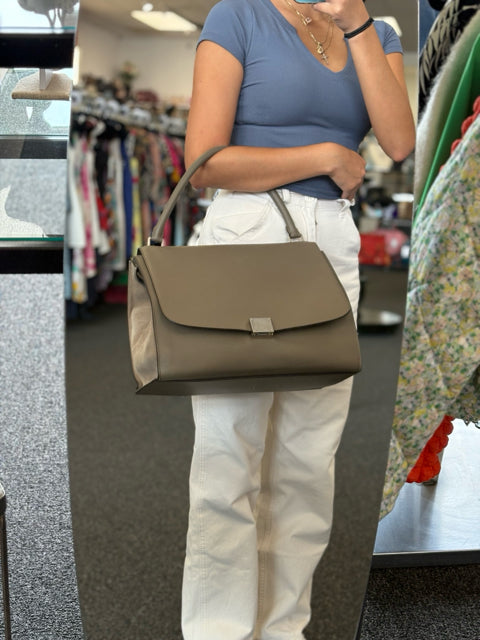Celine Leather Taupe Large Hand Bag
Top handle silver hardware
Sturdy Base