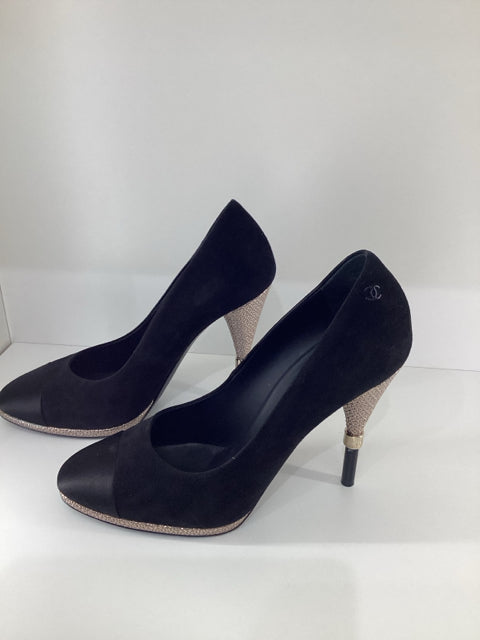 Sz 40 Chanel Multi Media Black Heels Pumps Shoes 

peau de soie Cap Toe, Suede Outer, Textured Metal Heel w Chanel Logo