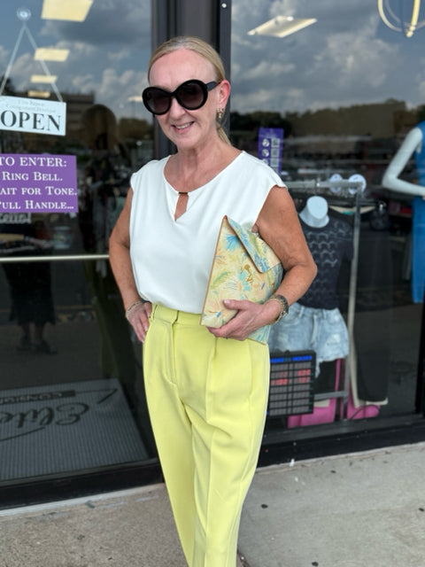 Express Sz 4 Croppped Lime Pants
Side slits and pockets