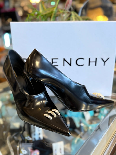 NIB Show Ring Leather Pump 95mm  Reg $1095

Sz 36 Gorgeous Box Calf Leather 

Crystal Embellishments

 
