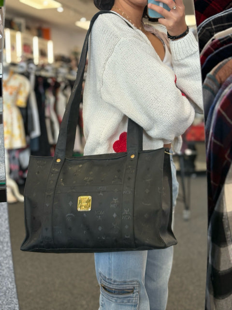 MCM Black Tote Bag

Double Strap 

Zip Top

Gold Toned hardware