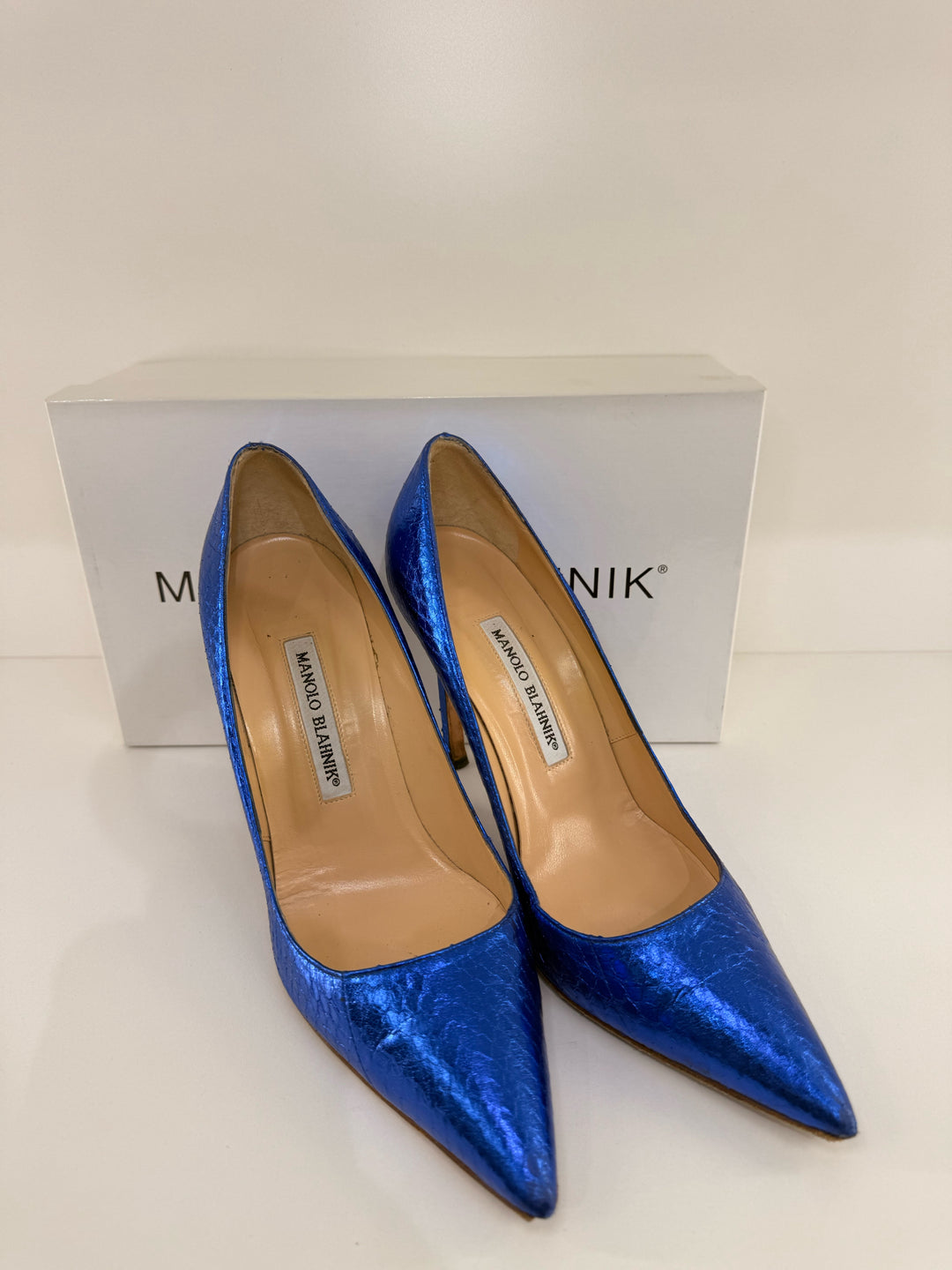 Manolo Blahnik As Is Bibi Snake Pump Sz 38.5 Shoe

Metallic Blue
Python embossed
Pointed toe
4" heel 
