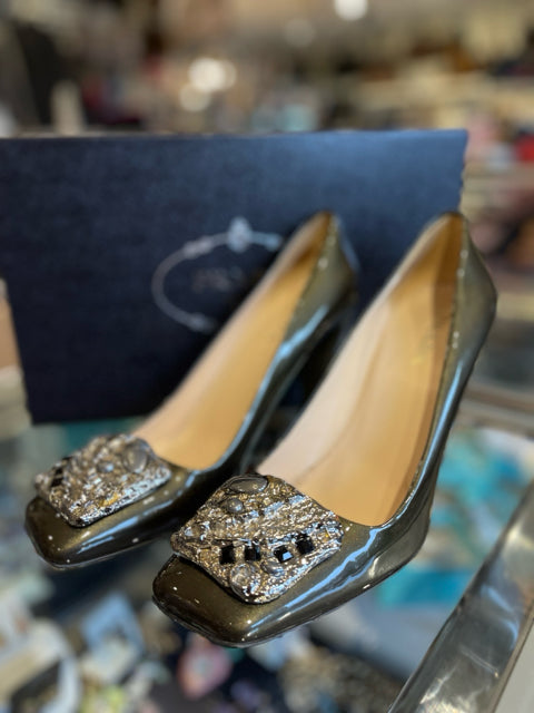 Prada Pumps Sz 39.5 Shoe 
Patent square toe silver square plaque
