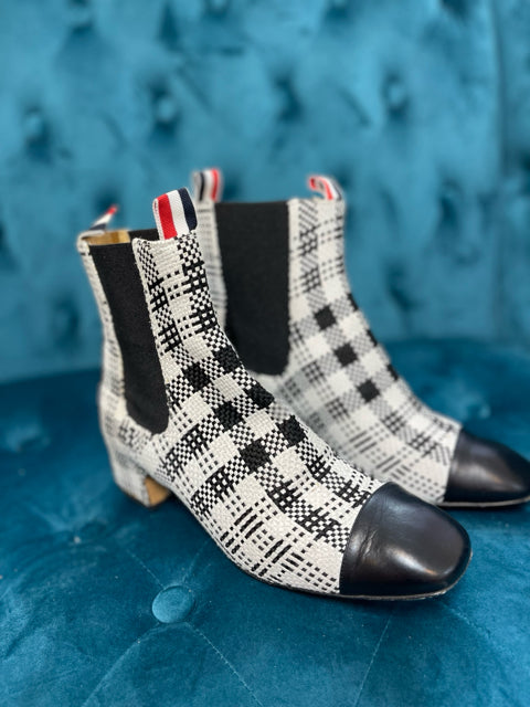 39 THOM BROWNE Boot
Sz 39 Ankle boot Black/White Plaid Print Fabric Canvas

Black cap toe Gusset Sides 
