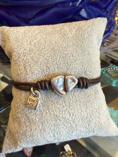Uno De 50 Leather w Heart Bead 

Beaded Closure 

Silver Plated 