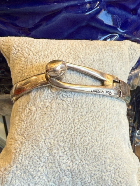 Uno De 50 heavy spring loaded ragdoll bangle

Silver Plated 