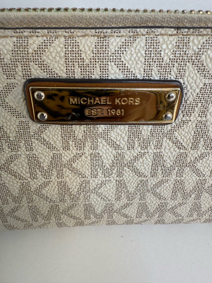 Michael Kors Monogram Zippy Wallet