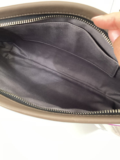 Pre Owned Coach blk/tobacco zippy w/wrist strap Clutch Bag