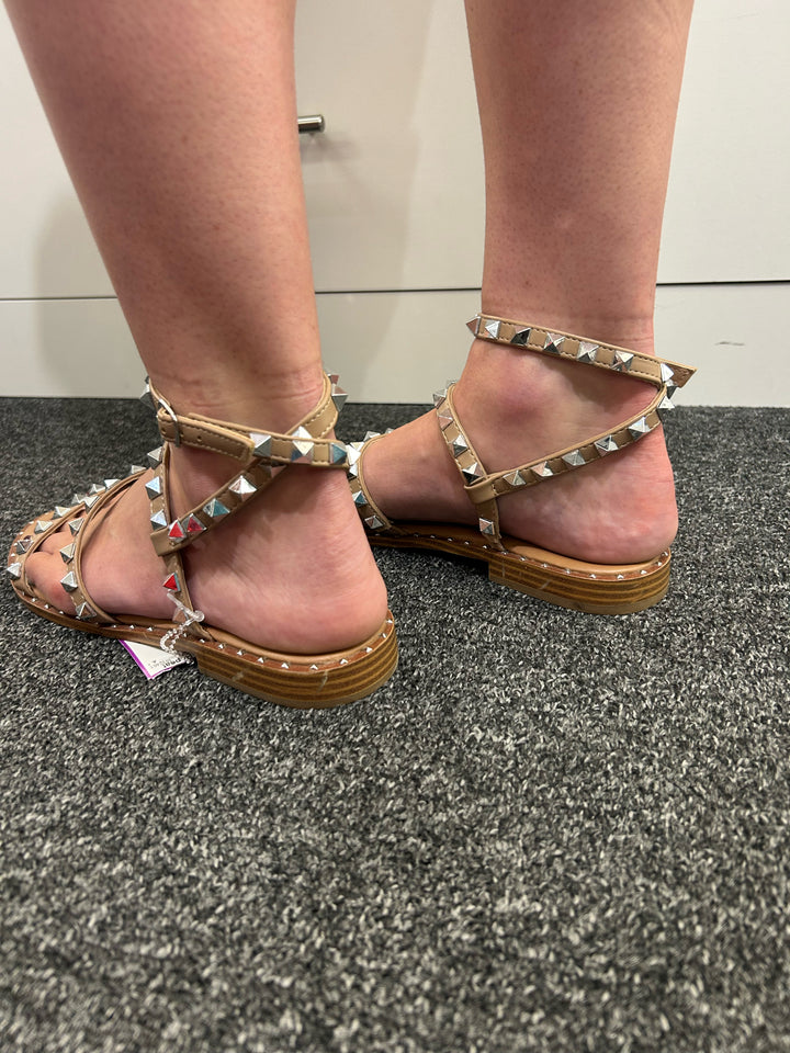 Steve Madden Rockstud Flat Sandals Sz 9