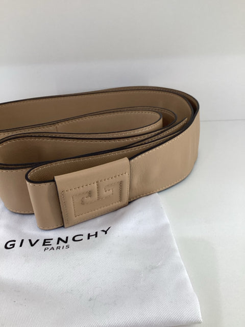 Pre Owned Givenchy Designer leather Belt w dust bag