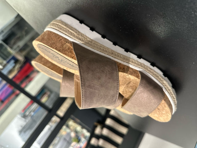 Sz 9 Adrienne Vittadin Light Brown Sandals Wedges
