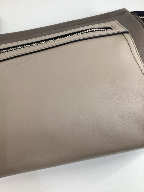 Pre Owned Coach blk/tobacco zippy w/wrist strap Clutch Bag
