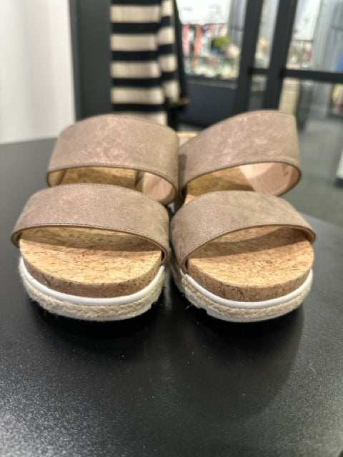 Sz 9 Adrienne Vittadin Light Brown Sandals Wedges