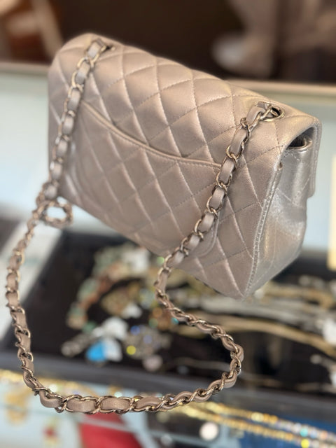 Chanel Silver w/Silver Hardware Quilted Designer HANDBAG