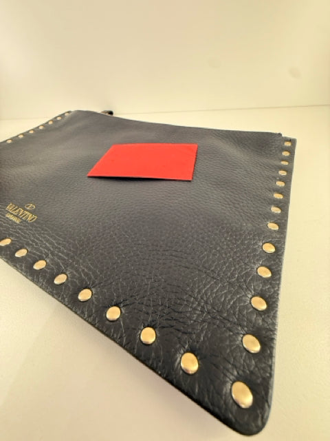 Pre Owned Valentino Black Leather Rockstud Pouch Designer Bag