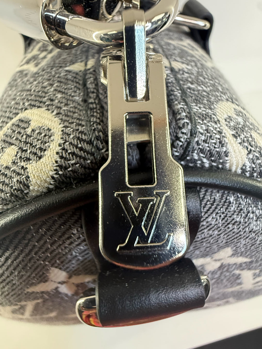 Louis Vuitton Limited Edition Speedy Bandouliere 25 w/ Lock & key (Full Set)