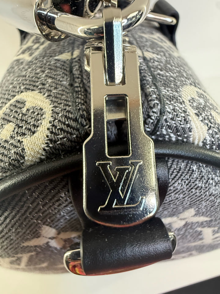 Louis Vuitton Limited Edition Speedy Bandouliere 25 w/ Lock & key (Full Set)