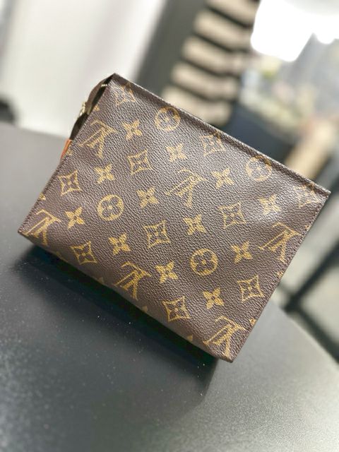 Louis Vuitton Monograms Poche Toilet Cosmetic Case AS-IS