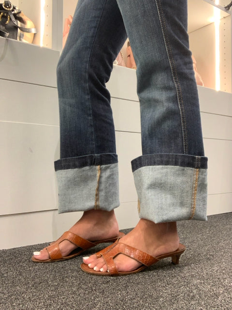 Pre Owned Sz 39 Manolo Blahnik Open-Toe Kitten Heel Shoes featuring a chic crocodile-embossed leather design.