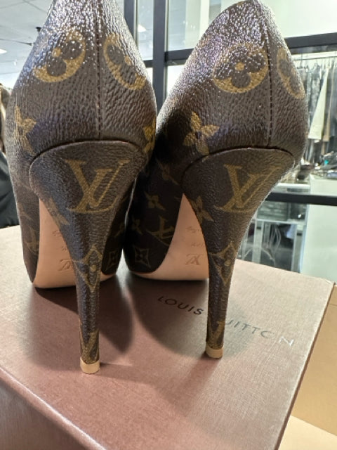 Louis Vuitton Sz 37.5 Designer Shoes