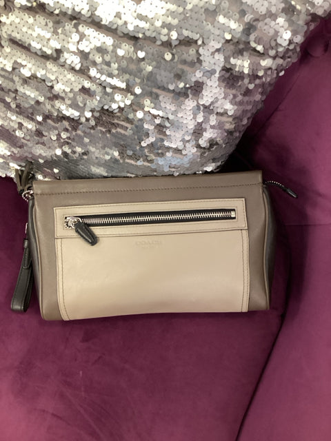 Pre Owned Coach blk/tobacco zippy w/wrist strap Clutch Bag