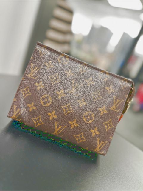 Louis Vuitton Monograms Poche Toilet Cosmetic Case AS-IS