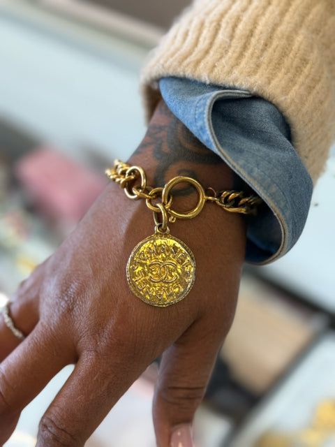 Vintage Chanel Gold plated curb link/coin pendant IN BOX Bracelet