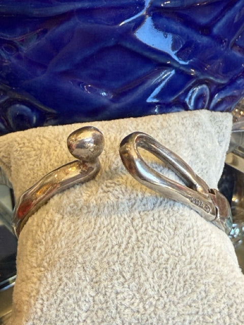 Uno De 50 Bracelet Sping Leaded Ball Eye Closure Bangle