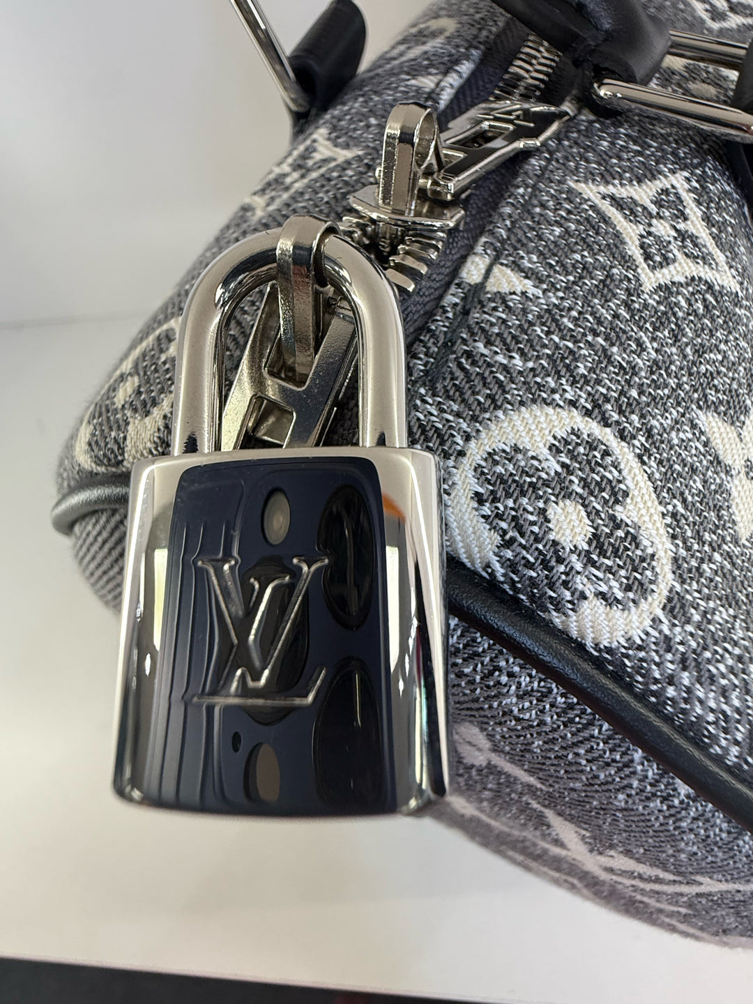 Louis Vuitton Limited Edition Speedy Bandouliere 25 w/ Lock & key (Full Set)